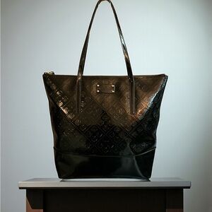 Kate Spade Patent Leather Tote – Embossed Spade Logo Shoulder Bag | Glossy Chic🖤